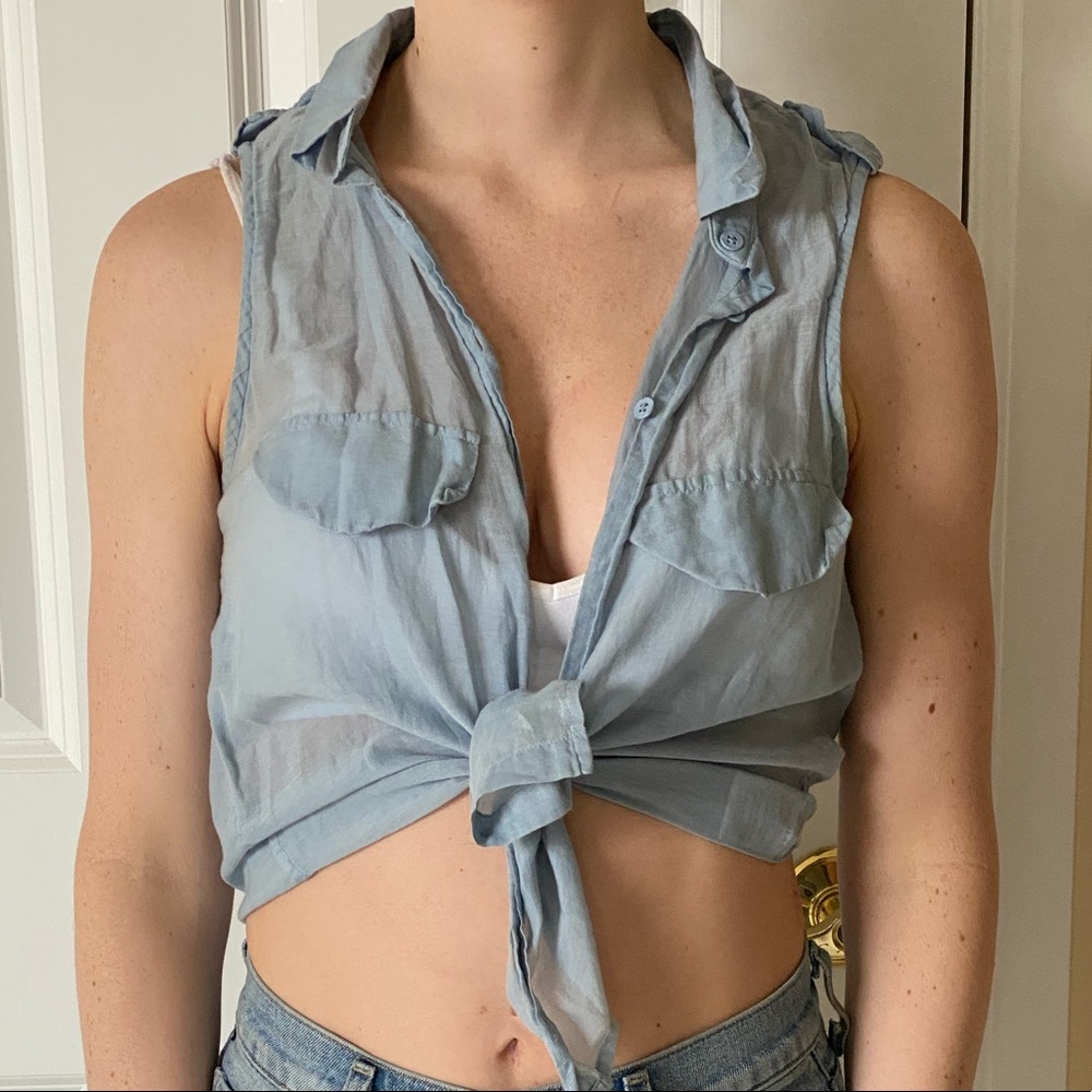 Aritzia sleeveless button up XXS